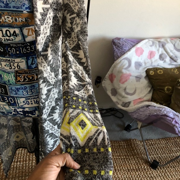 Adorable grey and white yellow patterned cardigan w/hood - Picture 10 of 12